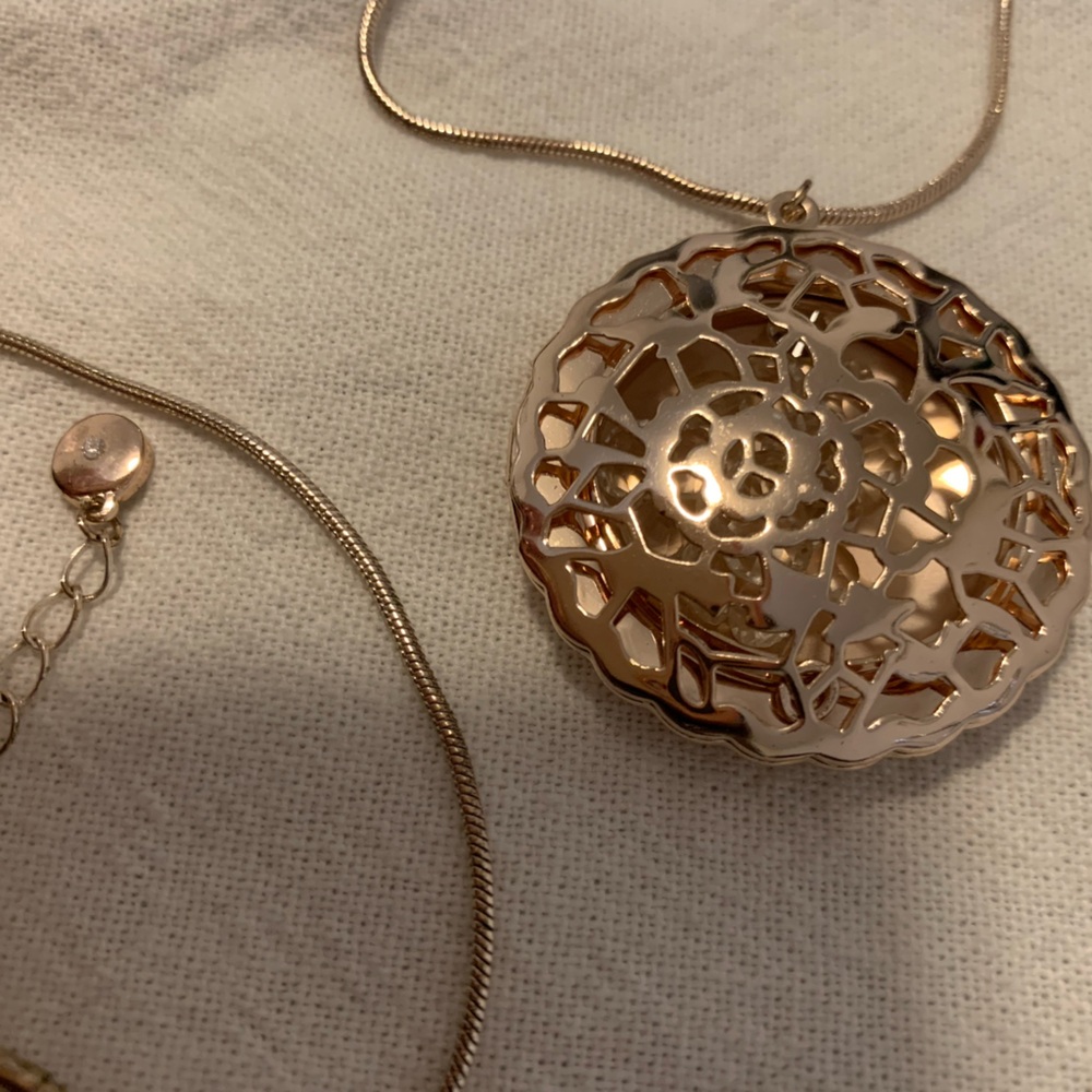 C1946 Elegant Gold Pendant Necklace